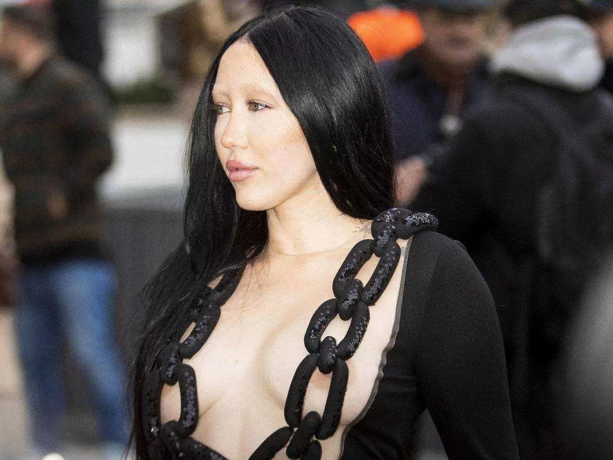 نوا سایرس لباس سکسی لخت